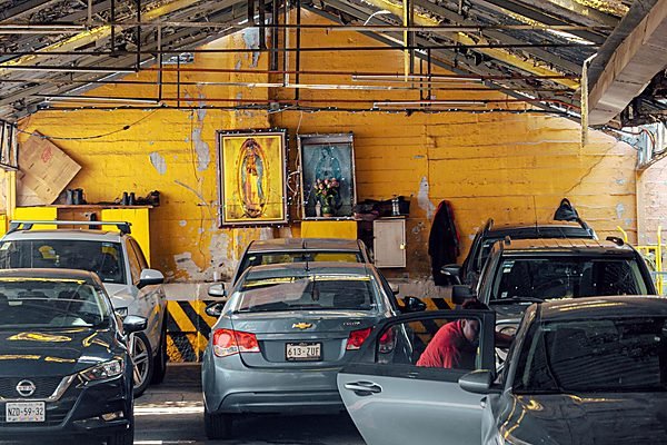Workshop scene illustrating the article topic